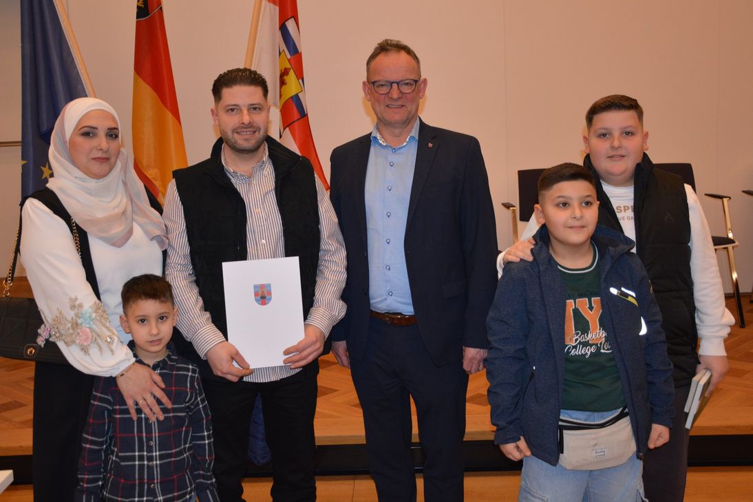 Familie Alsharif/Almalih aus Konz freuen sich über die Einbürgerungsurkunden. Die Familie stammt aus Syrien, die zwei jüngsten Kinder sind in Deutschland geboren.