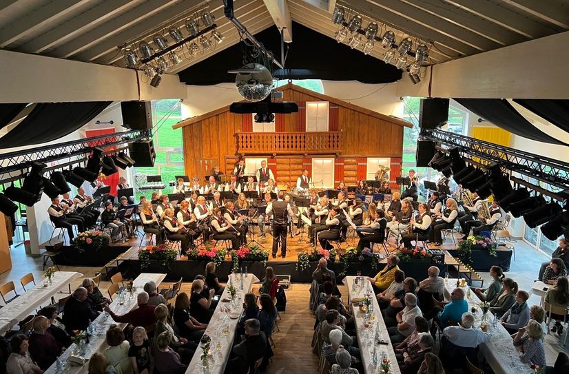 Einen unterhaltsamer Dämmerschoppen gestalten Musikverein »Eifelklänge« samt Jugendorchester und die Spielgemeinschaft TPK Eicherscheid-Konzen.