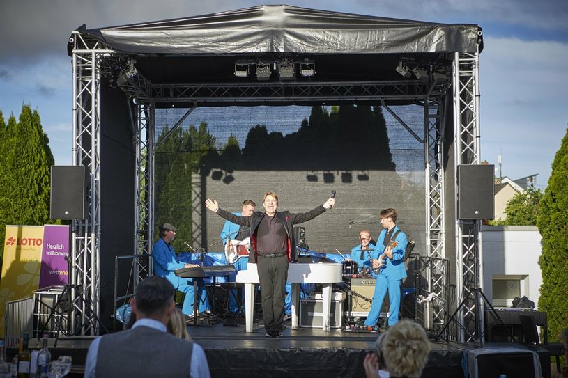 »SahneMixx« und ihr Frontmann Hubby Scherhag werden am Sonntag, 25. Juni, beim Kultursommer in »Willys Biergarten« dabei sein.