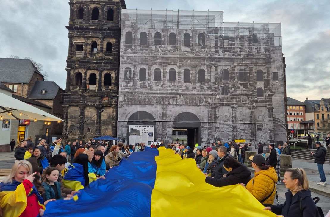 Rund 500 Menschen erinnerten an den Kriegsbeginn in der Ukraine.