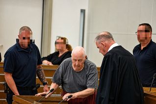Mit Rollator zur Anklagebank: Hans Joachim Sch. (81) wurde am Freitag wegen Mordes zu lebenslanger Haft verurteilt.