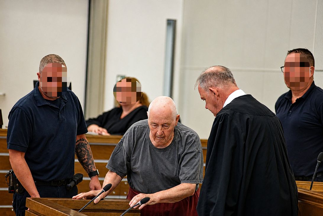 Mit Rollator zur Anklagebank: Hans Joachim Sch. (81) wurde am Freitag wegen Mordes zu lebenslanger Haft verurteilt.