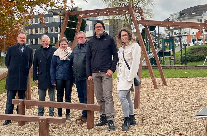 Vertreter von Gemeinde und Ort sowie der Hansa-Gemeinschaft Simmerath begutachten den neuen »Outdoor Fitness Parcours« unterhalb des Rathausplatzes, der bald schon Teil einer Parklandschaft sein soll.