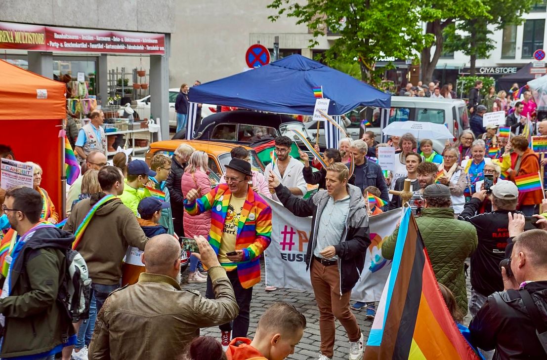 Auch in diesem Jahr wird der Startschuss für den Pride-Umzug auf dem Klosterplatz fallen. Landrat Markus Ramers, der 2024 gemeinsam mit Winfried Kubitza-Simons den Umzug eröffnete,  hat erneut die Schirmherrschaft über den Aktionstag übernommen.