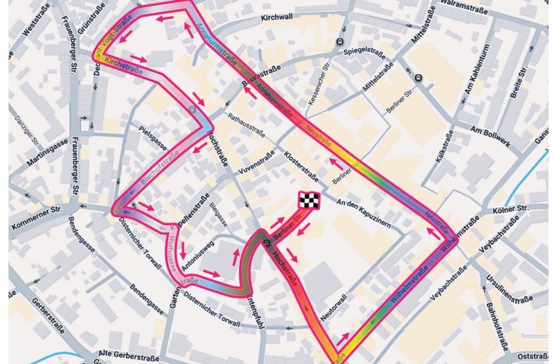 Streckenverlauf des Pride-Umzugs: Start ist auf dem Klosterplatz. Von dort aus geht es die Hochstraße hinunter, wo der Umzug in die Wilhelmstraße einbiegt. Von dort aus geht es in die Neustraße und in der Verlängerung über  die Annaturmstraße bis zur Dechant-Voigt-Straße. Über die Kirchstraße geht es stadteinwärts. Am Alten Rathaus biegt der Umzug in die Bischofstraße ab. Am Viehplätzchen wird eine kurze Pause eingelegt, damit alle Gruppen aufschließen können. Danach geht der Zug weiter und biegt in die Wolfsgasse ab und führt dann über die Garten- und Berliner Straße zurück zum Klosterplatz.