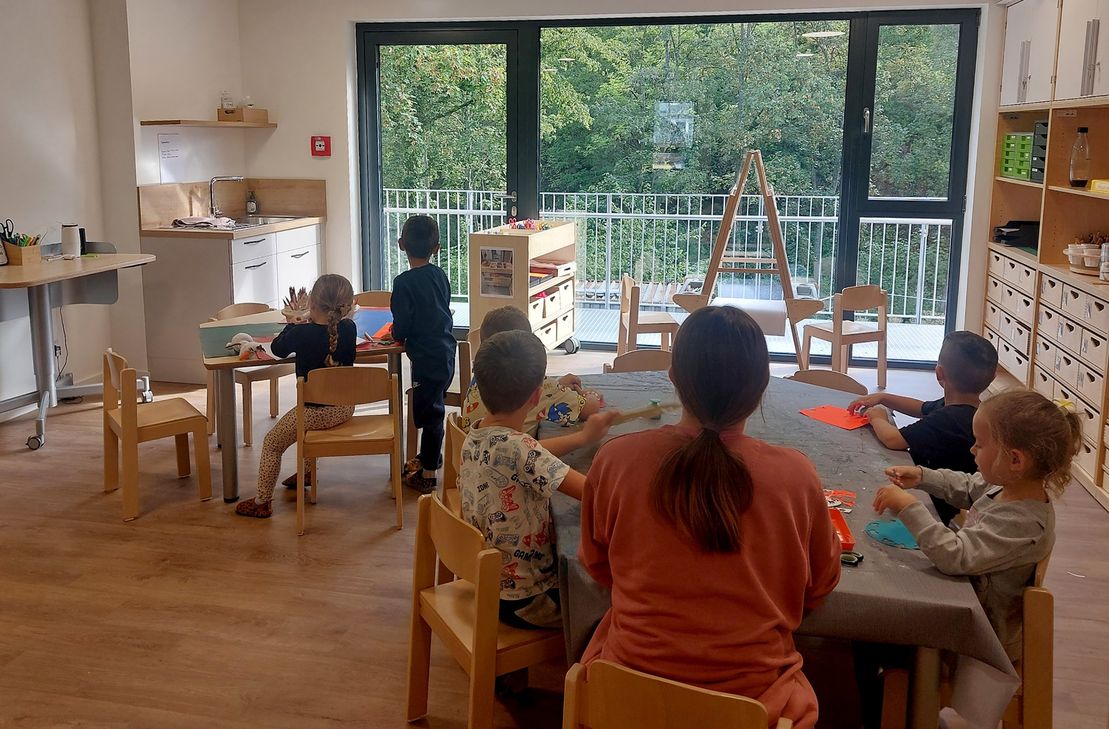 Bastelstunde in den modern eingerichteten Gruppenräumen der neuen Kita in Gemünd.