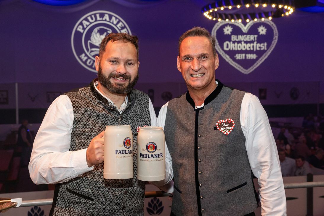 Bürgermeister Rodenkirch und Winfried Bungert schmeckt das Original Paulaner Oktoberfestbier.