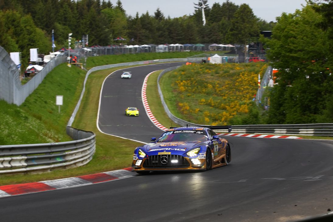 Der Mercedes-AMG GT3 #80 mit Maro Engel, Maxime Martin, Fabian Schiller und Luca Stolz beschert Mercedes den ersten Sieg nach zehn Jahren auf dem Nürburgring.