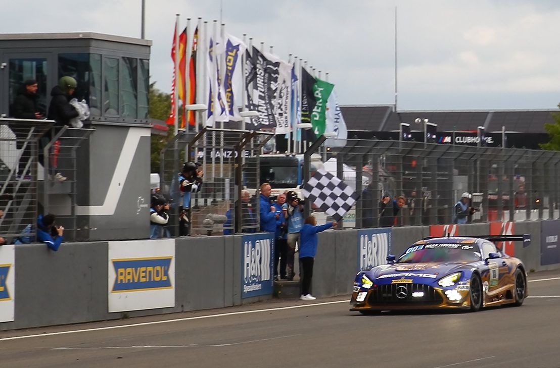 Der Mercedes-AMG GT3 #80 mit Maro Engel, Maxime Martin, Fabian Schiller und Luca Stolz beschert Mercedes den ersten Sieg nach zehn Jahren auf dem Nürburgring.