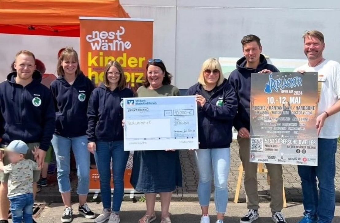 Strahlende Gesicher bei der Spendenübergabe.