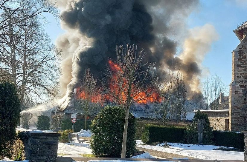 In nächster Nähe zur Vossenacker Kirche geriet ein Bus in Brand, was einen Vollbrand der Fahrzeughalle auslöste.