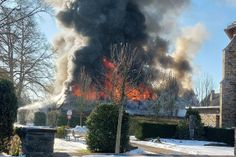 In nächster Nähe zur Vossenacker Kirche geriet ein Bus in Brand, was einen Vollbrand der Fahrzeughalle auslöste.