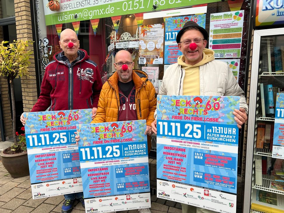 Thomas Schleiffer (v-li.), Fraenkie Rudloff und Winfried Kubitza-Simons vom Orga-Team freuen sich auf »Jeck gegen Rechts 6.0«. Foto: Scholl