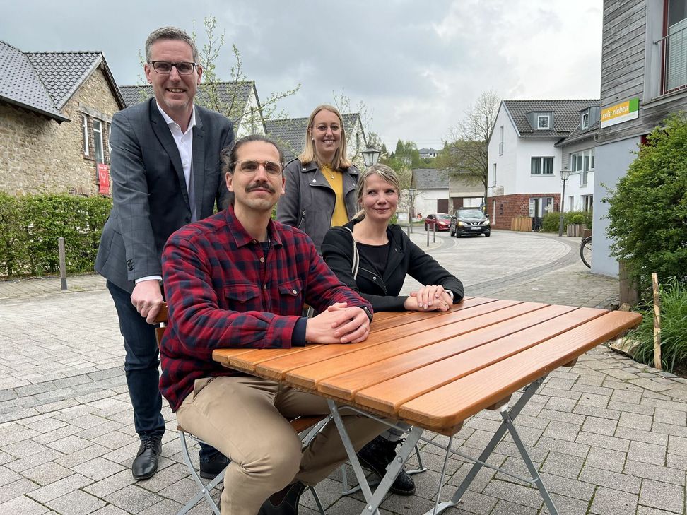 Norbert Crump (li.), Marc Osenberg und Vanessa Woch (am Tisch sitzend) sowie Lea Blindert stellten mitten in Nettersheim das Projekt »CoWorking Space« vor.