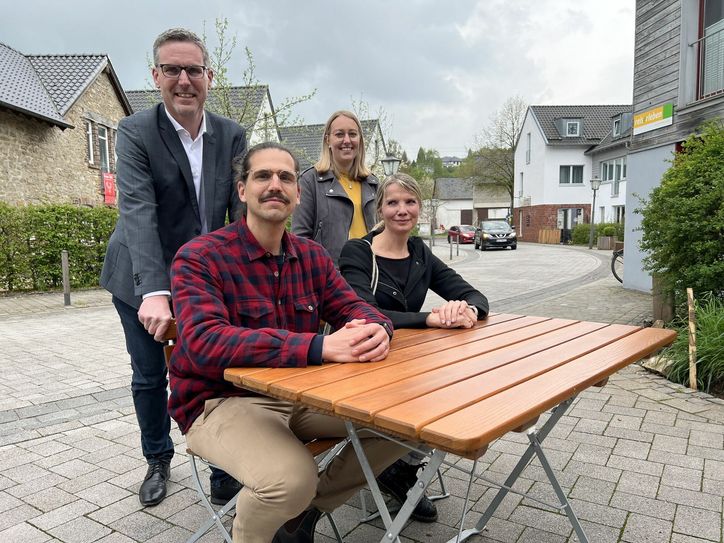 Norbert Crump (li.), Marc Osenberg und Vanessa Woch (am Tisch sitzend) sowie Lea Blindert stellten mitten in Nettersheim das Projekt »CoWorking Space« vor.