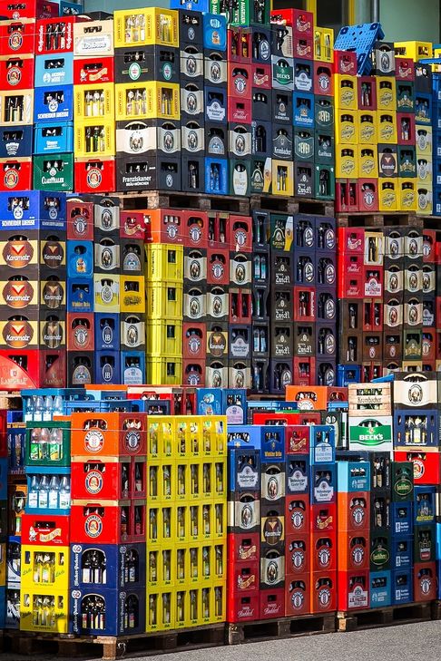 Drei Kisten Bier klaute ein Mann und brauste besoffen mit seinem Auto davon.