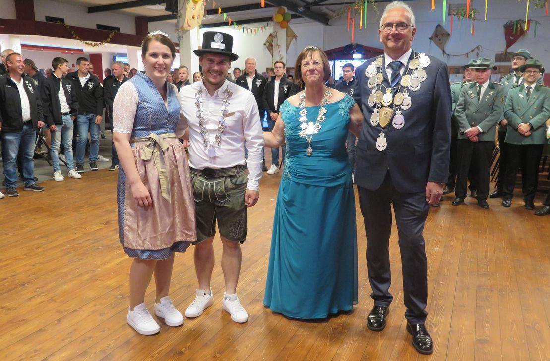 Die amtierenden Majestäten - Hahnenkönig Niklas Pontzen mit Conny Steffens sowie Schützenkönig Karl-Josef Pauls mit Ehefrau Gaby - freuen sich auf tolle Kirmestage und würdige Nachfolger.