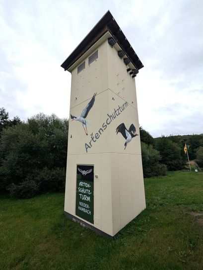 Stefan Krauß mit Bürgermeister Bernd Jaekel und engagierten Helfern vor dem neuen Artenschutzturm in Burbach.