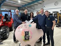 Elmar Stoll (v.li.), Walter Lehnertz, Brigitte Kloock, Dominik Karbig, Moritz Kloock, Fabian Kau und ein buntbemaltes Ferkelchen - der »80 Euro Waldi« startet eine neue Benefizaktion.