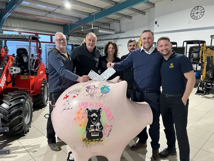 Elmar Stoll (v.li.), Walter Lehnertz, Brigitte Kloock, Dominik Karbig, Moritz Kloock, Fabian Kau und ein buntbemaltes Ferkelchen - der »80 Euro Waldi« startet eine neue Benefizaktion.