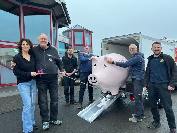 Über die neue Rampe lässt sich Ferkelchen sehr gut in den neuen Anhänger verladen und kann deutschlandweit auf Reisen geschickt werden.