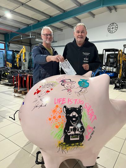 Elmar Stoll fütterte Ferkelchen ebenso ...