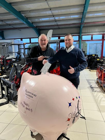 ... wie Moritz Kloock mit einem Spendenscheck.