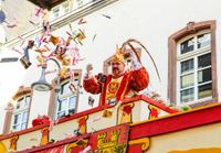 Prinz Mucki I. lässt es Kamelle regnen.