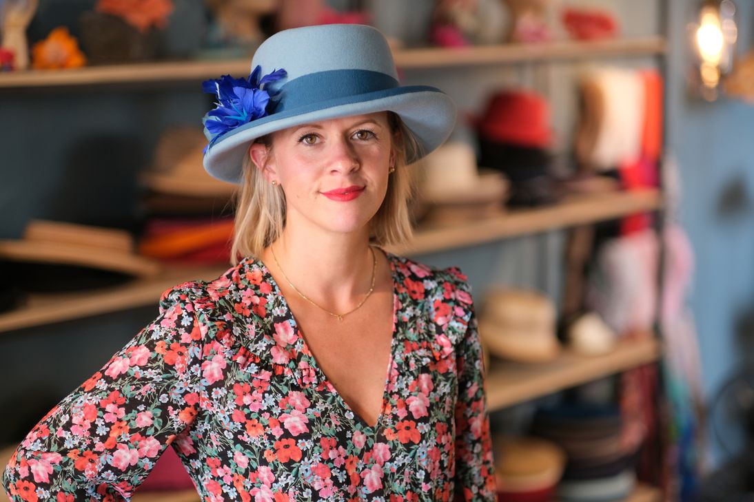 "Hauptsache Charlotte" hat die Modistenmeisterin Charlotte Kollmann aus Mehring ihren Hutladen genannt. Vor sechs Jahren hat sie sich in ihrem Heimatort selbstständig gemacht.