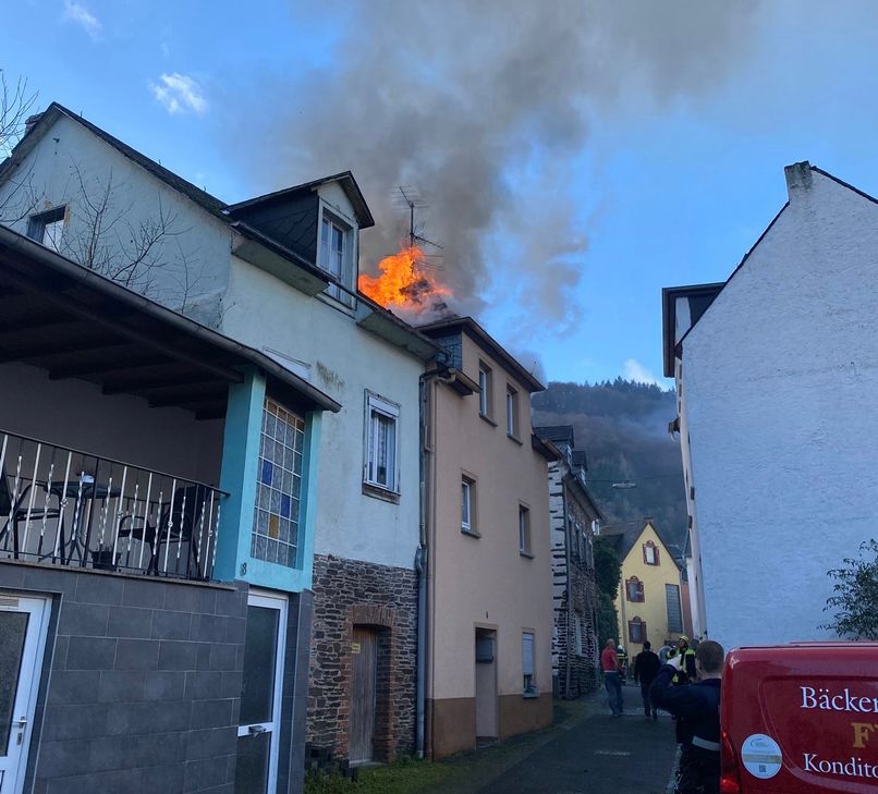 Derzeit schlagen Flammen aus dem Dachstuhl.