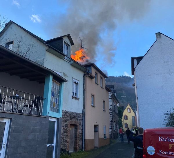 Derzeit schlagen Flammen aus dem Dachstuhl.