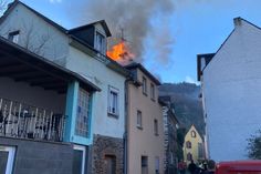 Derzeit schlagen Flammen aus dem Dachstuhl.