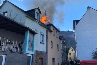 Derzeit schlagen Flammen aus dem Dachstuhl.