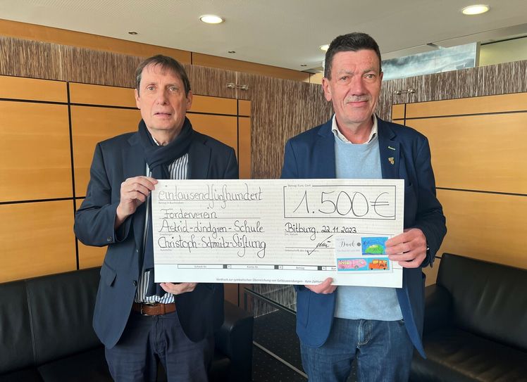 Horts Schilz (links) mit Wilfried Kootz bei der Übergabe der Spende.