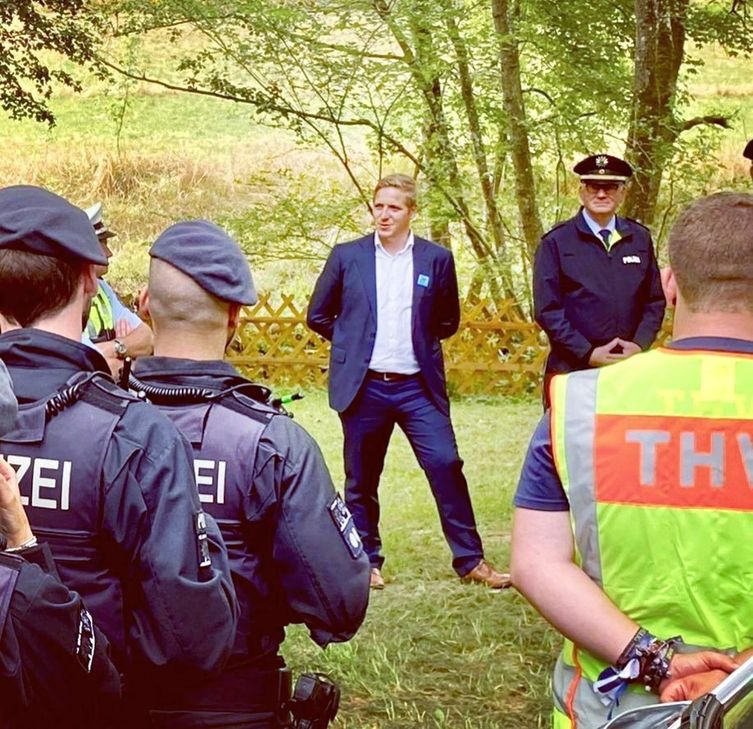 Landrat Markus Ramers (Mitte),  hier mit Polizei und THW, will die Arbeit der Sicherheitskräfte sichtbar machen und sich selbst immer wieder hautnah ein Bild von ihrer Arbeit machen.