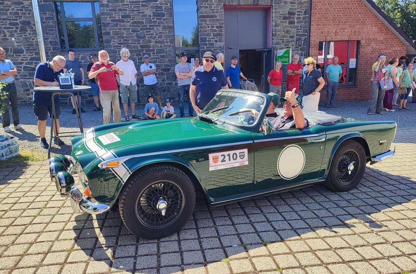 Vorjahressieger Rainer Keuser aus Hauset bei der EInfahrt an der Höfener Vereinshalle. Foto: Stein