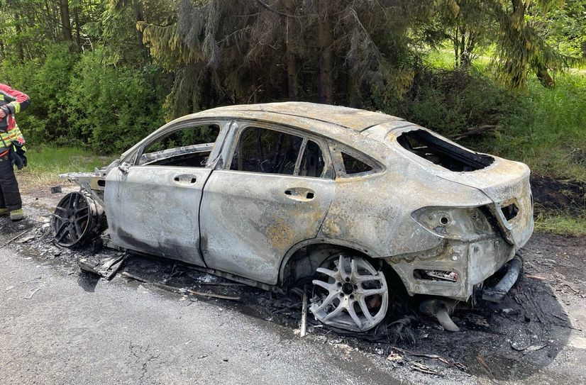 Dieses Auto brannte in Hattgenstein aus.