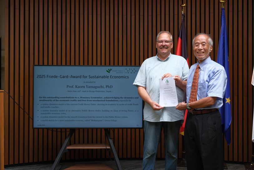 V.l.: Prof. Dr. Klaus Helling mit dem Preisträger 2025 - Professor Kaoru Yamaguchi