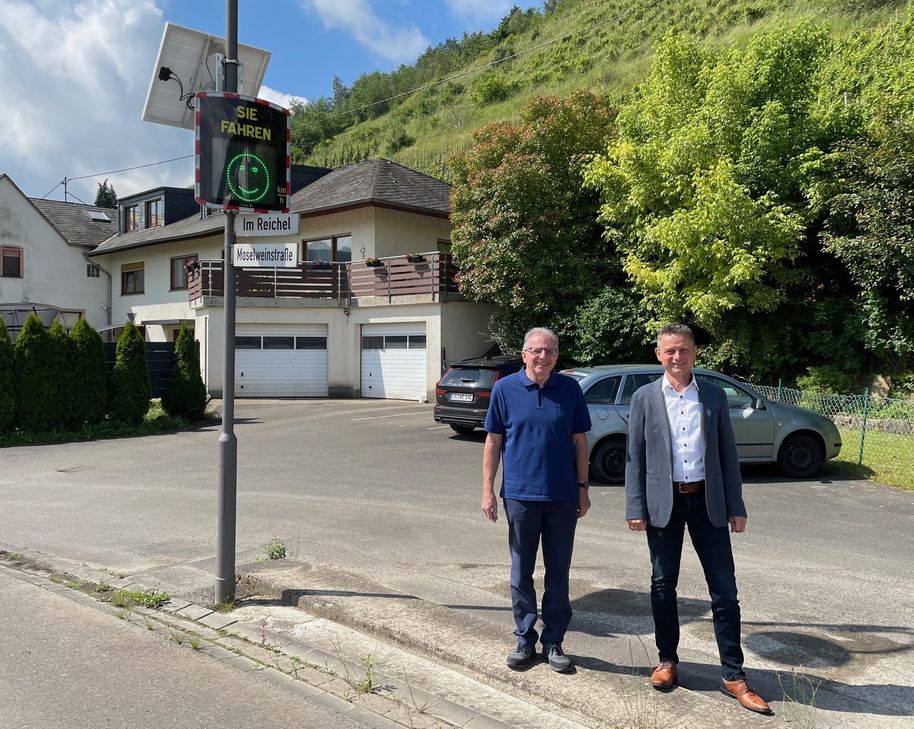 Gemeinsam nahmen Ortsbürgermeister Rudolf Körner (l.) und Marco Felten (Westenergie) die neue Tempoanzeige in Schleich symbolisch in Betrieb. (Foto: David Kryszons/Westenergie)