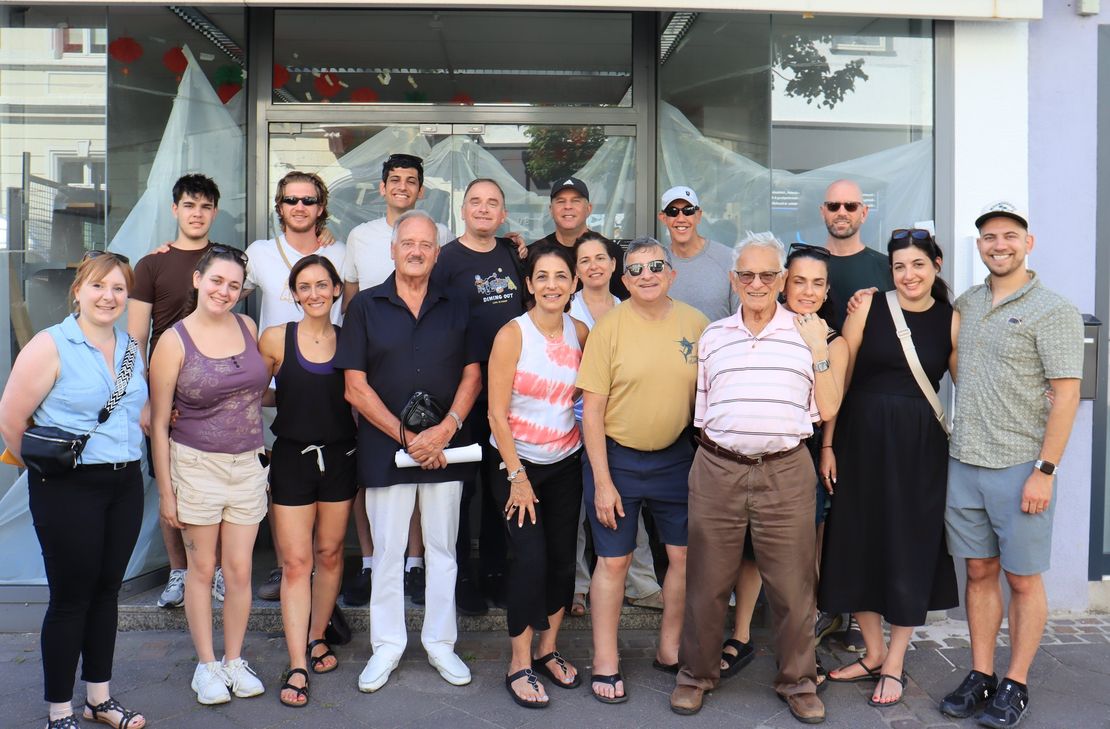 Nach 87 Jahren besuchte Isel Brzezinski (5.v.re.) wieder Euskirchen, die Stadt aus der er mit drei Jahren fliehen musste. Mit ihm angereist waren einige Familienmitglieder. Bei einem Stadtrundgang begleiteten Sabine Dünnwald (li.), Leiterin des Stadtarchivs, und Regionalhistoriker Hans-Dieter Arntz (7.v.li.).