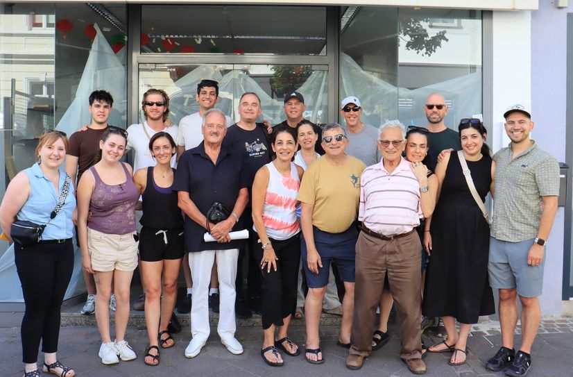 Nach 87 Jahren besuchte Isel Brzezinski (5.v.re.) wieder Euskirchen, die Stadt aus der er mit drei Jahren fliehen musste. Mit ihm angereist waren einige Familienmitglieder. Bei einem Stadtrundgang begleiteten Sabine Dünnwald (li.), Leiterin des Stadtarchivs, und Regionalhistoriker Hans-Dieter Arntz (7.v.li.).