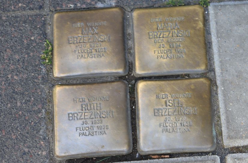 Vor dem Haus in der Wilhelmstraße erinnern Stolpersteine an die Flucht der Familie Brzezinski.