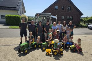 Vertreter des Treckerfreunde Schmidt e.V. überbrachten eine Spende, die Mitarbeiterinnen des Kindergartens St. Hubertus und die Kinder waren begeistert.