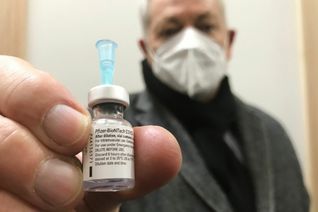 Landrat Manfred Schnur mit Impfstoff im Impfzentrum in Landkern. Dort konnten Mitarbeiter ihre Verwandten anrufen und ihnen so früher einen Impftermin verschaffen. Die Kreisverwaltung Cochem-Zell verteidigt die Praxis. Archivfoto: Zender