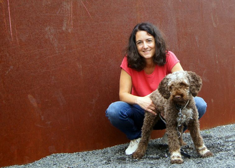 Katrin Einhorn, geboren 1979, lebt mit ihrer Familie in Trier. Ihre Hunde und eine Tasse Kaffee dürfen beim Schreiben nicht fehlen. Fotos (2): privat