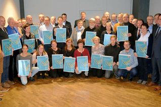 Landrat Joachim Streit (l.) präsentiert die Gewinner des innogy Klimaschutzpreises 2017 im Eifelkreis Bitburg-Prüm. Foto: innogy