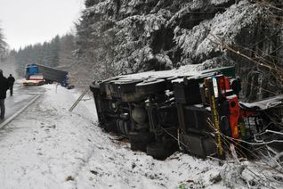 Gleich drei Lastwagen verunfallten auf dieser leichten Gefällestrecke. Foto: Guido Turina