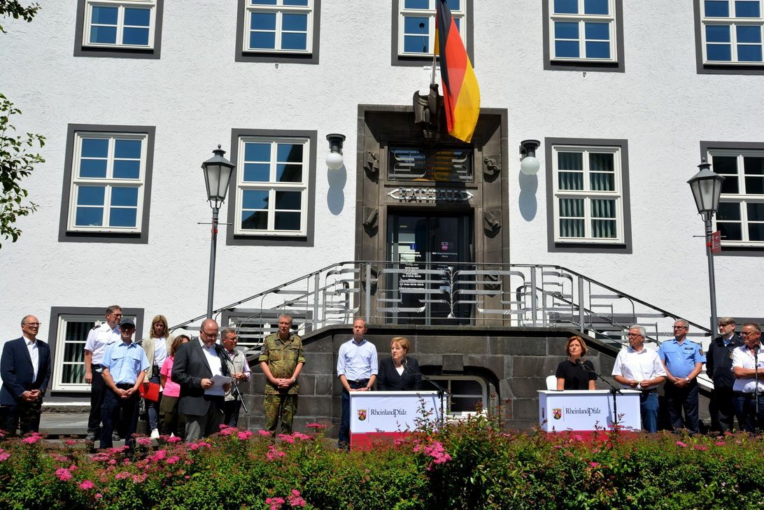 Pressekonferenz vor dem Adenauer Rathaus. Fotos: JEHOFF