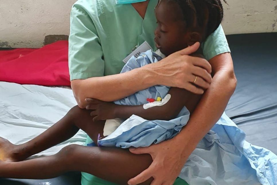 Zum dritten Mal ist Ruth Breuer nach Sierra Leone gereist, um notleidenden Menschen mit Verbrennungen oder Knochenbrüchen zu helfen: »Ihre Dankbarkeit ist mehr wert als jeder Lohn«. Foto: Privat