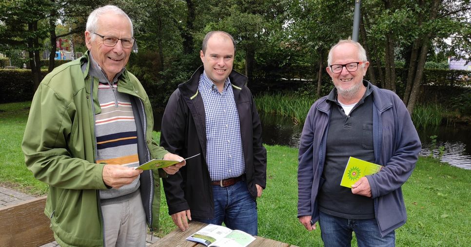 Hubert Baumsteiger (Eifelverein-Ortsgruppe Roetgen), Uwe Breda (Roetgen Touristik e.V) und Benedikt Magrean (STERNROUTEN Wandern und Bus e.V.) freuen sich auf die Sternrouten beim Roetgener Wandertag.